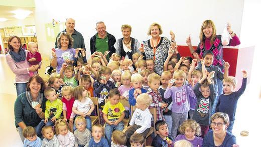 Freikarten für die Kindergartenkinder - (sc) Traditionell statteten auch in diesem Jahr wieder Bernd Werner und Ludwig Klarmann (Vorsitzender und Kassier) vom Fanfaren- und Spielmannszug Hofheim am Kirchweihmontag den Kindern in der Kindertagesstätte St. Josef einen Besuch ab. Die beiden übergaben an die rund 70 Kinder und ihre Erzieherinnen Bratwurst- und Limogutscheine. Außerdem war die Chefin Johanna Schramm vom Vergnügungspark Schramm dabei und verschenkte Freikarten an die Kinder. Die Kleinen dürfen ihre Runden auf dem Kinderkarussell drehen und die Großen dürfen am letzten Kirchweihtag Autoscooter fahren. Unser Bild zeigt einen Teil der Kinder mit ihren Erzieherinnen und (hinten von links) Bernd Werner, Ludwig Klarmann und Johanna Schramm. Freikarten für die Kindergartenkinder - (sc) Traditionell statteten auch in diesem Jahr wieder Bernd Werner und Ludwig Klarmann (Vorsitzender und Kassier) vom Fanfaren- und Spielmannszug Hofheim am Kirchweihmontag den Kindern in der Kindertagesstätte St. Josef einen Besuch ab. Die beiden übergaben an die rund 70 Kinder und ihre Erzieherinnen Bratwurst- und Limogutscheine. Außerdem war die Chefin Johanna Schramm vom Vergnügungspark Schramm dabei und verschenkte Freikarten an die Kinder. Die Kleinen dürfen ihre Runden auf dem Kinderkarussell drehen und die Großen dürfen am letzten Kirchweihtag Autoscooter fahren. Unser Bild zeigt einen Teil der Kinder mit ihren Erzieherinnen und (hinten von links) Bernd Werner, Ludwig Klarmann und Johanna Schramm.