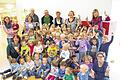 Freikarten für die Kindergartenkinder       -  (sc)   Traditionell statteten auch in diesem Jahr wieder Bernd Werner und Ludwig Klarmann (Vorsitzender und Kassier) vom Fanfaren- und Spielmannszug Hofheim am Kirchweihmontag den Kindern in der Kindertagesstätte St. Josef einen Besuch ab. Die beiden übergaben an die rund 70 Kinder und ihre Erzieherinnen Bratwurst- und Limogutscheine. Außerdem war die Chefin Johanna Schramm vom Vergnügungspark Schramm dabei und verschenkte Freikarten an die Kinder. Die Kleinen dürfen ihre Runden auf dem Kinderkarussell drehen und die Großen dürfen am letzten Kirchweihtag Autoscooter fahren. Unser Bild zeigt einen Teil der Kinder mit ihren Erzieherinnen und (hinten von links) Bernd Werner, Ludwig Klarmann und Johanna Schramm.