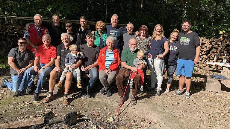 Familie Kotrc mit einigen Lohrer Handballern auf dem Beilstein.