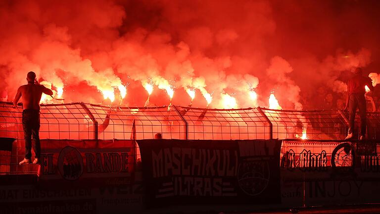 Unnötige Szenen, Teil 1: Fans des FC Würzburger Kickers zünden Bengalos.