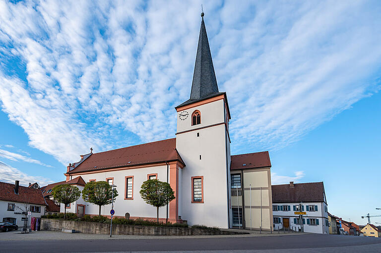 Im ehemaligen Heizöltank-Keller der Stadtlauringer Kirche ist heute die Hackschnitzelheizung untergebracht. Die Kirche ist somit die Zentrale der Nahwärmeversorgung. Im ehemaligen Heizöltank-Keller der Stadtlauringer Kirche ist heute die Hackschnitzelheizung untergebracht. Die Kirche ist somit die Zentrale der Nahwärmeversorgung.