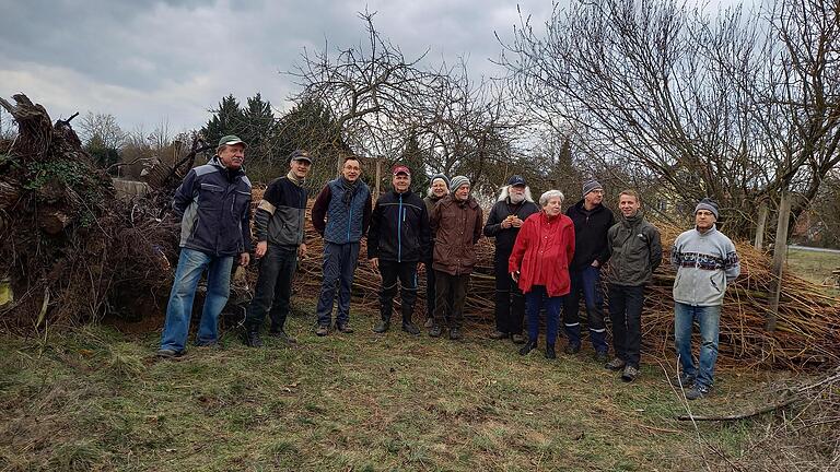 Nach getaner Arbeit: Willi Freibott, Peter Kirchner, Michael Zwanziger, Erich Helfrich, Johanna Lindner, Eddi Lindner, Rudolf Wirsing, Gerda Hartner, Gerhard Wagenhäuser, Johannes Krois und Roland Hornung.