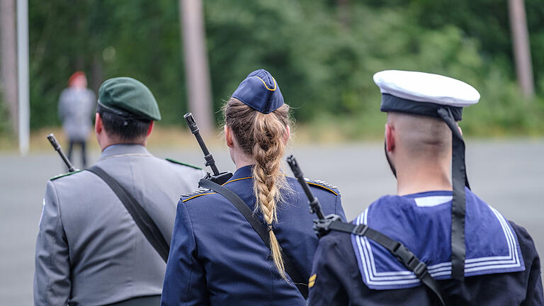 234757416       -  Soldatinnen und Soldaten während einer Gelöbnisfeier freiwilliger Rekruten. Zumindest in Bayern wächst bei jungen Leuten das Interesse an den Streitkräften.