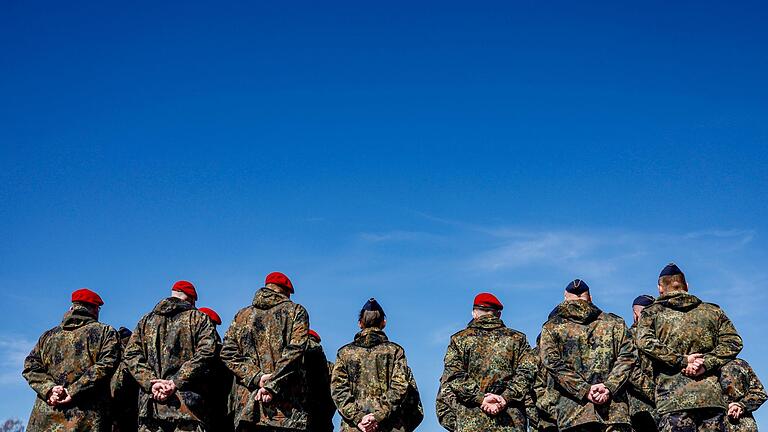 Bundeswehr.jpeg       -  Je nach Dienstgrad verdienen Soldaten und Soldatinnen bei der Bundeswehr unterschiedliches Gehalt.