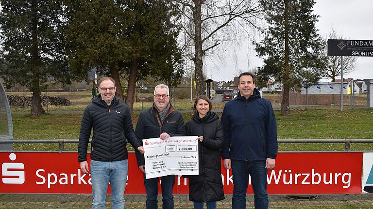 Bei der Übergabe des Spendenschecks der Sparkassenstiftung (von links): Sebastian Kühl (2. Vorsitzender), Peter Schmitt (Gebietsdirektor Sparkasse), Julia Binner (3. Vorsitzende) und Dr. Michael Rösch (1. Vorsitzender).