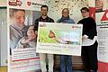 Christian Lutz (links) und Eva-Maria Reinhart-Sulm (rechts) vom Förderverein krebskranker oder schwerkranker Kinder Hambach überreichen einen symbolischen Scheck über 10.000 Euro an Elke Schellenberger, Leiterin des Malteser Kinderpalliativteams Unterfranken.