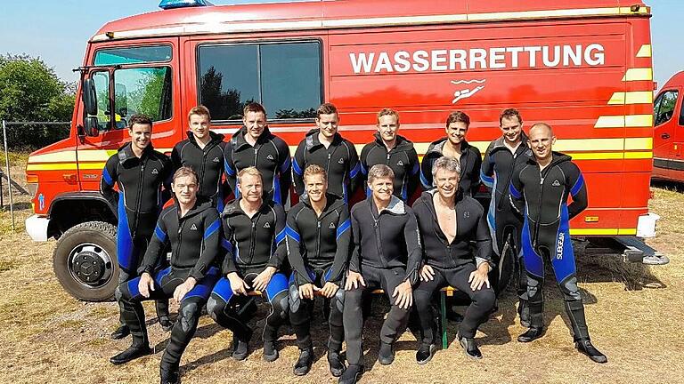Markus Schneider, Lukas Weiß, Niklas Scheler, Michael Fröhling, Andre Schneider, Fabian Beck, Sascha Bausenwein, Tivadar Toth (hintere Reihe von links), Lehrtaucher Matthias Illek, Lehrtauchanwärter Mark Berninger, Moritz Vollmer, Ausbildungsleiter Oliver Binder und Lehrtaucher Roland Zehnter (vordere Reihe von links) nach dem Tauchgang. Markus Schneider, Lukas Weiß, Niklas Scheler, Michael Fröhling, Andre Schneider, Fabian Beck, Sascha Bausenwein, Tivadar Toth (hintere Reihe von links), Lehrtaucher Matthias Illek, Lehrtauchanwärter Mark Berninger, Moritz Vollmer, Ausbildungsleiter Oliver Binder und Lehrtaucher Roland Zehnter (vordere Reihe von links) nach dem Tauchgang.