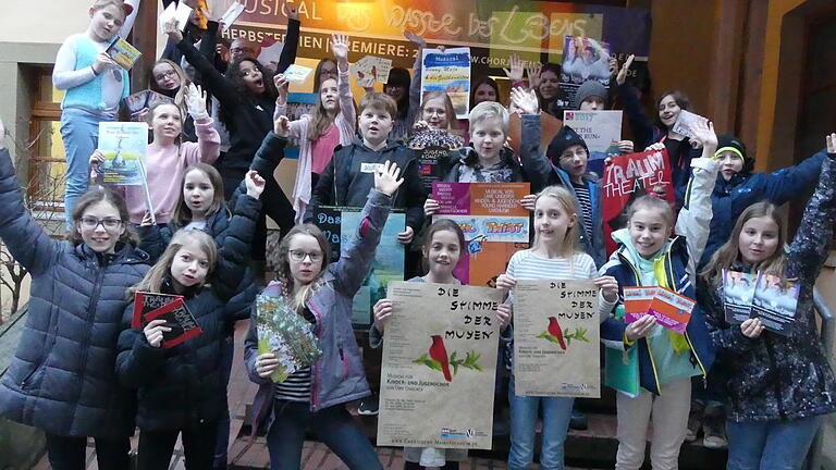 Der Kinderchor Young Harmony mit Plakaten, Flyern, CDs und Programmheften vergangener Konzertauftritte, Projekte und Musicals. Der Kinderchor Young Harmony mit Plakaten, Flyern, CDs und Programmheften vergangener Konzertauftritte, Projekte und Musicals.