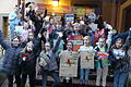 Der Kinderchor Young Harmony mit Plakaten, Flyern, CDs und Programmheften vergangener Konzertauftritte, Projekte und Musicals.