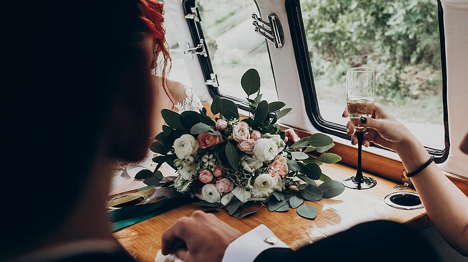 Hochzeitsauto       -  Wilder Charme bringt das Hochzeitsauto im Hippie-Stil.