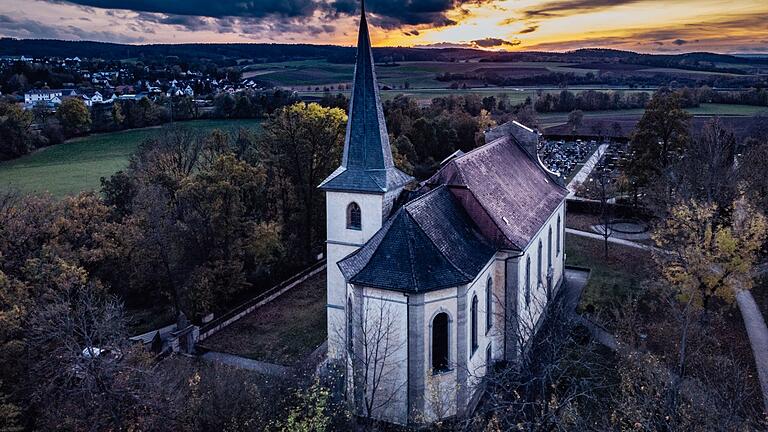 Wenn es nach der Planung des ehemaligen Straßenbauers Manfred Blochmann gegangen wäre, dann müsste die Saale (links) so verlegt werden, dass sie rechts am Findelberg mit seiner Kirche vorbeifließt. Dann wäre genug Platz für eine Südumgehung von Saal. Zu dieser Planung wird es aber schon aus naturschutzrechtlichen Gründen nicht kommen. Wenn es nach der Planung des ehemaligen Straßenbauers Manfred Blochmann gegangen wäre, dann müsste die Saale (links) so verlegt werden, dass sie rechts am Findelberg mit seiner Kirche vorbeifließt. Dann wäre genug Platz für eine Südumgehung von Saal. Zu dieser Planung wird es aber schon aus naturschutzrechtlichen Gründen nicht kommen. 