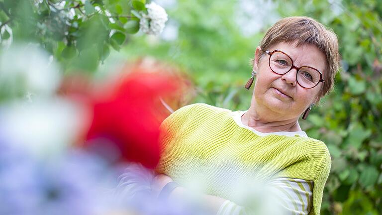 Blumenliebhaberin und SPD-Stadträtin: Rita Rösch blickt im Interview auf fast 40 Jahre Stadtrats-Tätigkeit zurück. Im Garten wie in der Kommunalpolitik ging es bei ihr im Laufe der Jahrzehnte manchmal bunt zu.