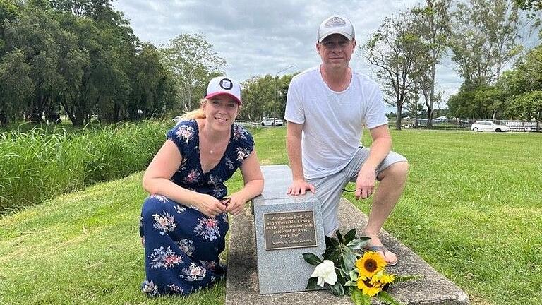 Christina und Alexander Strobel am Gedenkstein für ihre Schwester Simone in Lismore. Christina und Alexander Strobel am Gedenkstein für ihre Schwester Simone in Lismore.