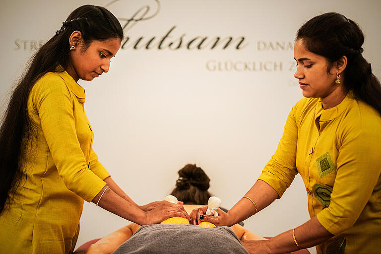 Für tiefe Entspannung kann eine Ayurveda-Behandlung im Spa Badehaus Bad Bocklet sorgen. Dort kümmert sich ein Therapeuten-Team aus dem indischen Kerala um das Wohlergehen der Gäste.