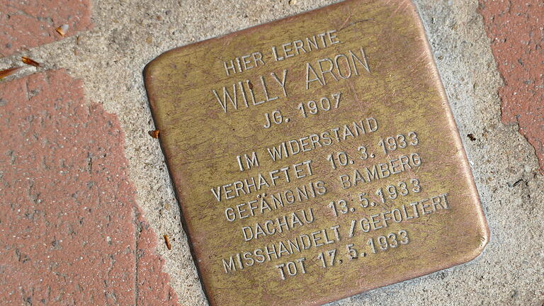 Der Stolperstein für Willy Aron vor dem Bamberger Franz-Ludwig-Gymnasium. Ein zweiter Stolperstein liegt vor dem einstigen Wohnhaus der Familie Aron in der Luitpoldstraße 32.