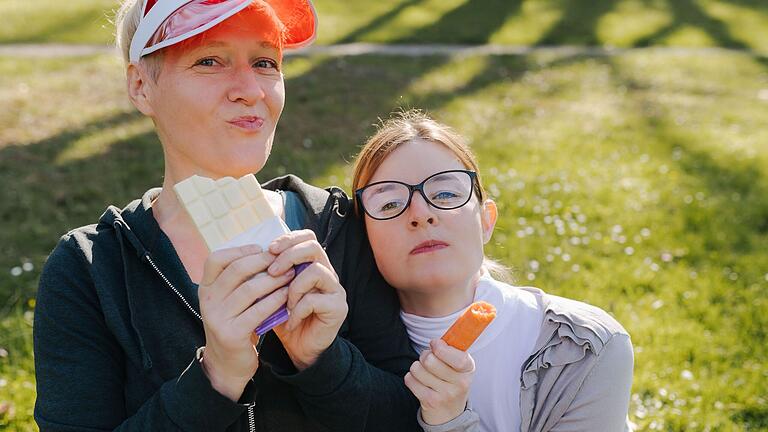 Lena Försch und Nadine Antler bieten wieder Improtheater, bei dem die Zuschauer auch mitmachen dürfen.