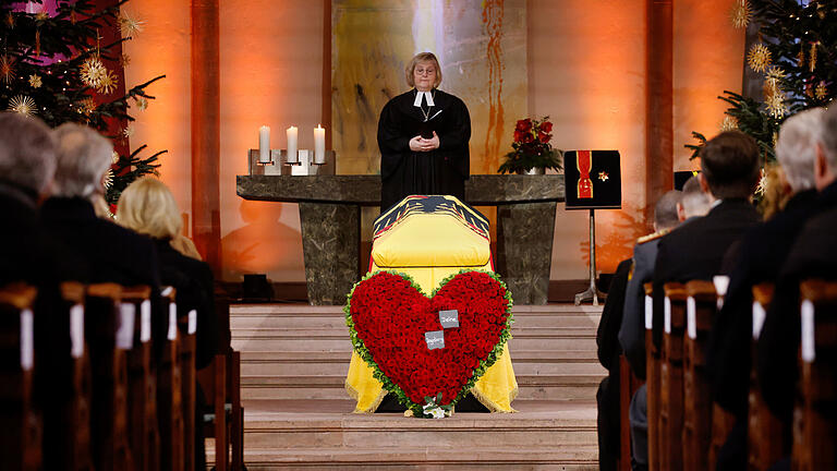 Trauerfeier für Schäuble.jpeg       -  Heike Springhart, Landesbischöfin der Evangelischen Landeskirche in Baden, betet beim Gottesdienst bei der Trauerfeier für Wolfgang Schäuble.