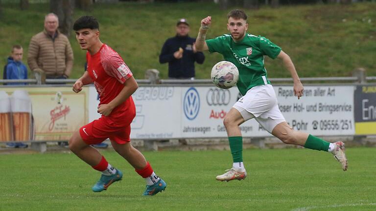 Ensar Rexhepi (links) vom ATSV Erlangen und Egor Zelenskiy vom TSV Abtswind schauen dem Ball nach. Die Abtswinder haben ihr Bayernliga-Heimspiel gegen Erlangen mit 1:0 gewonnen.