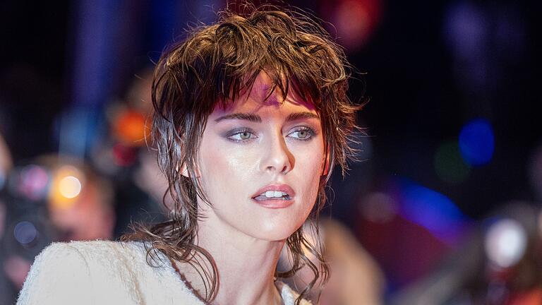 Vokuhila oder Mullet - Erinnert an die 80er- und 90er-Jahre, ist aber wieder modern: Der Vokuhila oder auch Mullet. Auch Schauspielerin Kristen Stewart trägt die Frisur. Vokuhila oder Mullet - Erinnert an die 80er- und 90er-Jahre, ist aber wieder modern: Der Vokuhila oder auch Mullet. Auch Schauspielerin Kristen Stewart trägt die Frisur.