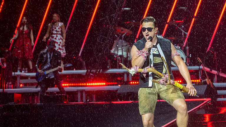 Konzert Andreas Gabalier.jpeg       -  Andreas Gabalier gibt bei strömendem Regen ein Konzert im Olympiastadion. Bei der Show des österreichischen Musikers traten auch Überraschungsgäste auf. +++ dpa-Bildfunk +++