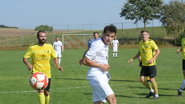 Die Spiele der A-Klassen Rhön       -  Matchwinner für den TSV Thundorf im Spiel gegen die SG Unter-/Oberebersbach (unser Bild) war Jan Schubert, der hier einen Kopfball absetzt.