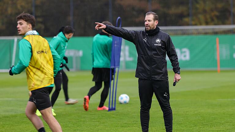 Erstes Training der SpVgg Greuther Fürth mit neuem Trainer       -  Trainer Siewert spürte &bdquo;Energie&rdquo; auf dem Platz.