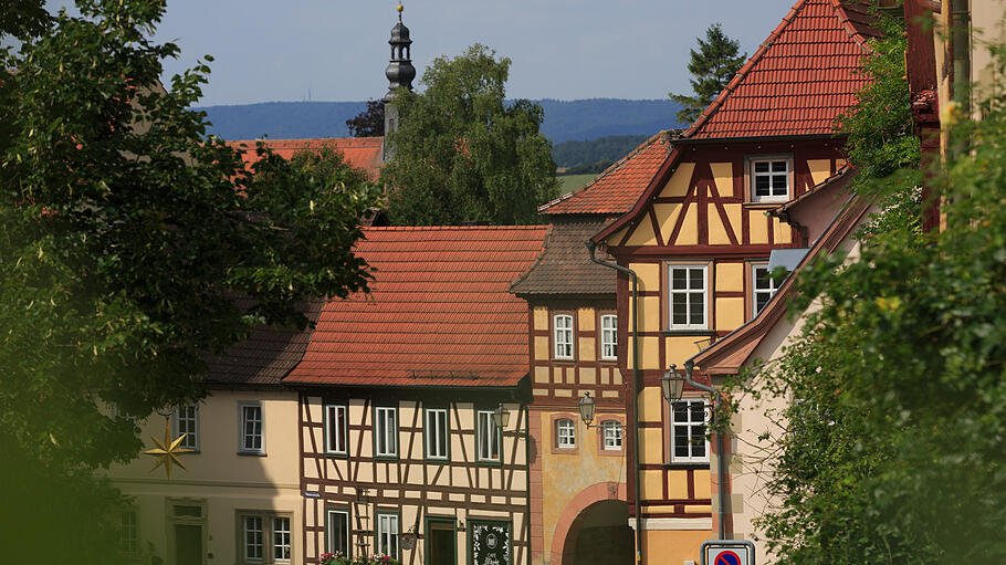 Königsberg in Bayern zeichnet sich durch verwinkelte Gässchen und hervorragend erhaltene Fachwerkhäuser aus