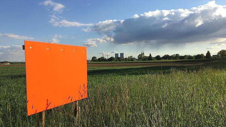 Protest gegen Sand- und Kiesabbau bei Grafenrheinfeld: Rote Tafeln entlang des Abbaugebiets sollten im Frühjahr die Dimension des Projekts veranschaulichen. Protest gegen Sand- und Kiesabbau bei Grafenrheinfeld: Rote Tafeln entlang des Abbaugebiets sollten im Frühjahr die Dimension des Projekts veranschaulichen.