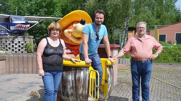 Hofft ab Samstag, 19. Juni, wieder auch viele Besucher: Die Betreiberfamilie des Märchenwald Sambachshof. Im Bild (von links) Angelika Eschenbach, Sohn Marcel Eschenbach und Wolfgang Eschenbach.