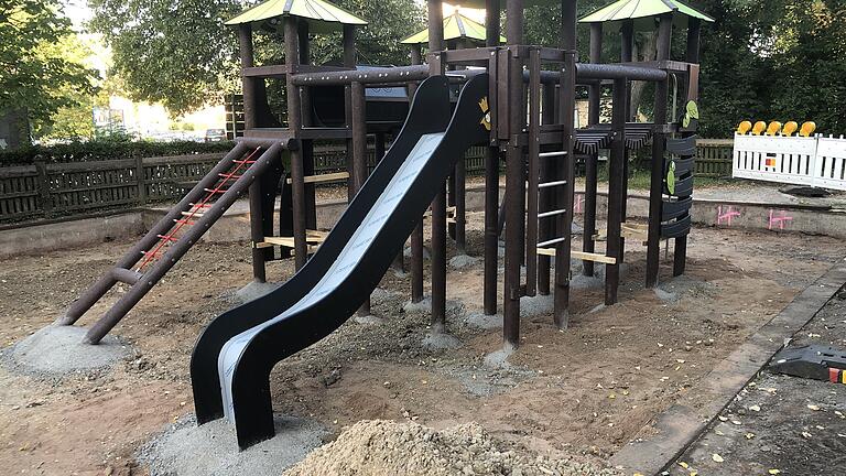 Der neue große Spielturm am Spielplatz in der Nördlichen Allee in Gerolzhofen steht bereits. Der neue große Spielturm am Spielplatz in der Nördlichen Allee in Gerolzhofen steht bereits.
