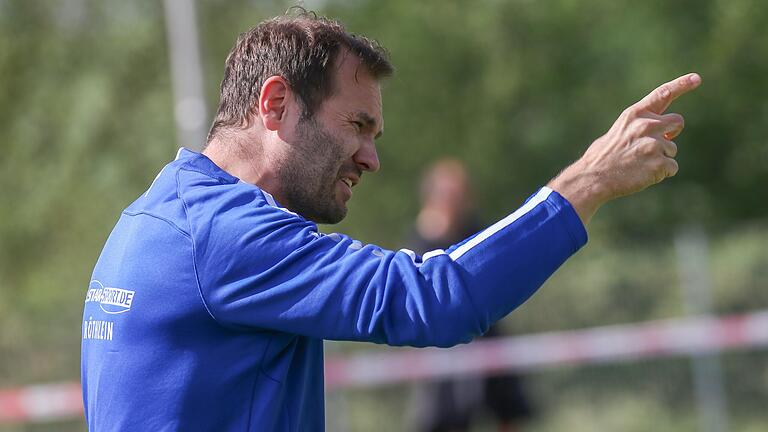 Fordert von seiner Mannschaft rigorose Verteidigungsarbeit: Der Unterpleichfelder Trainer Thomas Redelberger, der sich für den Notfall auch als Spieler bereithält. Fordert von seiner Mannschaft rigorose Verteidigungsarbeit: Der Unterpleichfelder Trainer Thomas Redelberger, der sich für den Notfall auch als Spieler bereithält.
