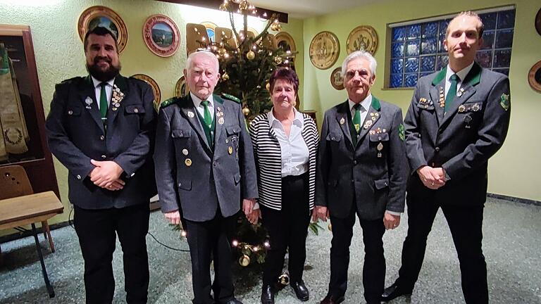 1. Schützenmeister Michael Sterk (links) und 2. Schützenmeister Dominik Sterk&nbsp; mit den seit 60 Jahren aktiven Schützen Oskar Pfannes, Christa Pfannes und Leonhard Römmlein.