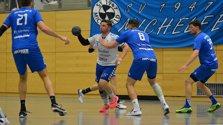 Michelfelds Spielertrainer Andreas Kister (Zweiter von links) führt den Ball gegen die Schweinfurter (von links) Linus Breun, Christian Fey und Christopher Früh.