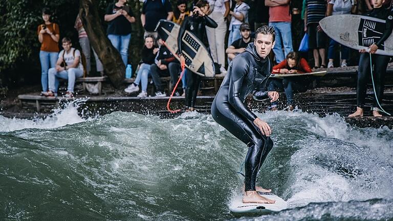 So wie hier in München, könnten Surffans wie Emir Husic künftig auch in Würzburg die Wellen reiten.