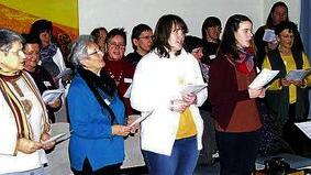 Lieder zum Weltgebetstag: Der Hofheimer Kirchenchor &bdquo;Cantantes&ldquo; unter der Leitung von Veronika Schöttl (rechts) hatte keine Mühen gescheut, in kurzer Zeit die Weltgebetstagslieder einzustudieren und diese dann beim Vorbereitungsnachmittag in sympathischer Art und Weise vorzutragen.