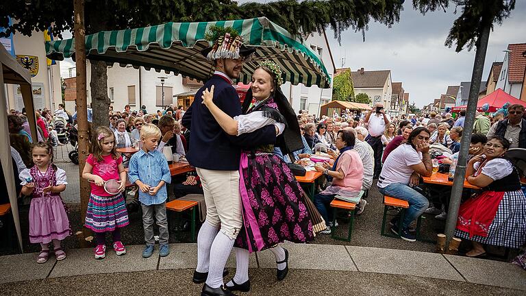 Groß und Klein tanzten bei der Sennfelder Kirchweih auf dem Plan. Zuerst die Kleinen beim traditionellen  Gänsdreckli-Aushätschn, danach drehten die Panpaare ihre Runden.