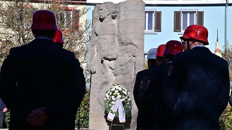 Die Höchberger Feuerwehr ist in jedem Jahr mit einer Abordnung an der Gedenkfeier zum Volkstrauertag am Höchberger Kriegerdenkmal dabei.