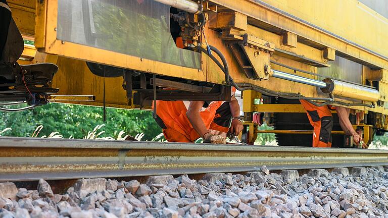 Die Deutsche Bahn modernisiert die Bahnstrecke Würzburg-Nürnberg: Rund 144 Kilometer Gleise, 40 Weichen und rund 230.000 Schwellen werden erneuert, rund 200.000 Tonnen Schotter ausgetauscht.