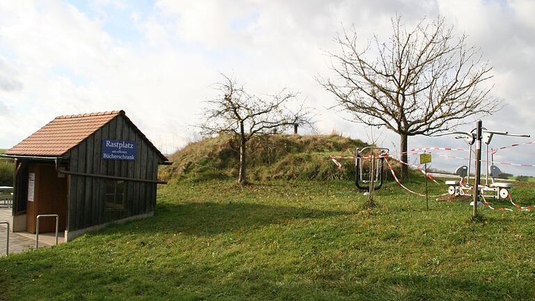 Für die neuen Sportgeräte am Rastplatz in Enheim fehlt noch der Rindenmulch für den Boden. Bevor diese zur Benutzung freigegeben werden können, informierte Bürgermeister Rainer Ott auf der Bürgerversammlung.