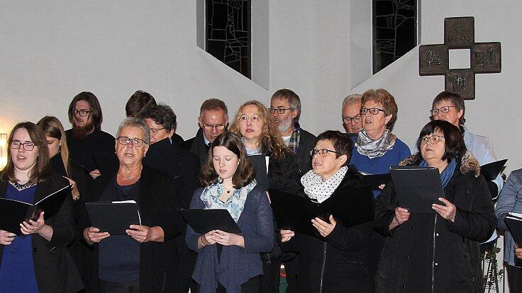 Mit einem bunten Repertoire erfreute der Kirchenchor „Cantantes“ die Zuhörer in der Christuskirche in Hofheim. Mit einem bunten Repertoire erfreute der Kirchenchor „Cantantes“ die Zuhörer in der Christuskirche in Hofheim.