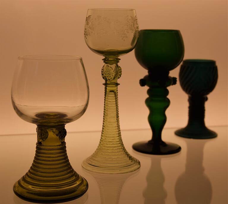Römer aus dem 19. und 20. Jahrhundert, ausgestellt im Spessartmuseum Lohr.