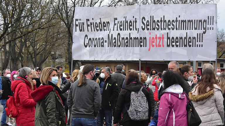 Impression der SWADS-Demo im April auf dem Volksfestplatz. Der angemeldete Demonstrationszug für den 1. Mai wurde von der Stadt untersagt, eine Kundgebung auf dem Volksfestplatz unter Auflagen genehmigt. Gegen das Verbot des Demonstrationszuges klagte die Gruppe vor dem Verwaltungsgericht.