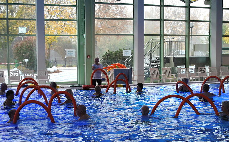 Helga Jablonski gibt vom Beckenrand aus Anweisungen für die gelenkschonende Wassergymnastik in der Franken-Therme in Bad Königshofen.