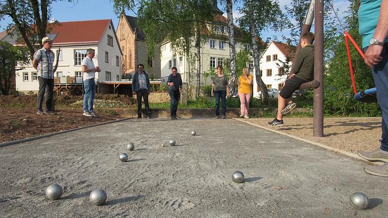 Auch Bürgermeister Thomas Bruckmüller (Mitte) war von der neuen Boule-Bahn angetan und spielte gerne mit.