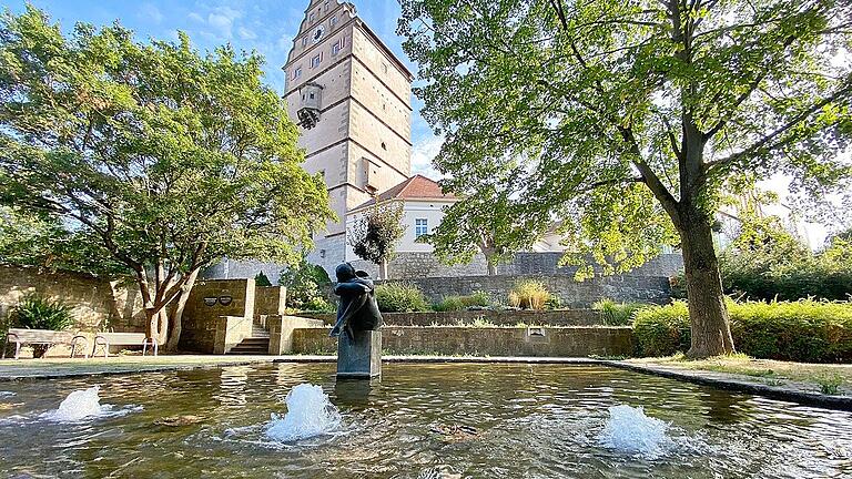 Idylle am Pershore Brunnen am Hohntor in Bad Neustadt. Allerdings muss Michael Zirkelbach bei der Säuberung im Untergrund gelenkig sein. Denn erst muss er kriechend einen fünf Meter Tunnel bewältigen, ehe er zum Arbeitsplatz unter den Brunnen gelangt.