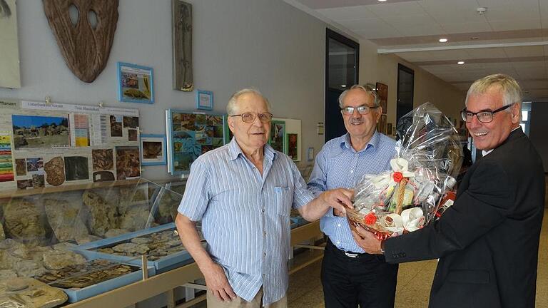 Mit einem Präsentkorb bedankte sich die Gemeinde Gerbrunn, als Träger der Schule bei Helmut Schellhorn (links). Der stellvertretende Bürgermeister Reinhard Kies (Mitte) und Schulleiter Alfred Schäffer überreichten ihn dem großzügigen Spender.