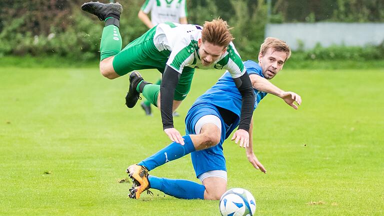 Torjäger Robin Tröger (links), hier im Duell mit Fabian Schmitt vom VfR Bibergau (rechts), ist oft nur durch Fouls zu stoppen.