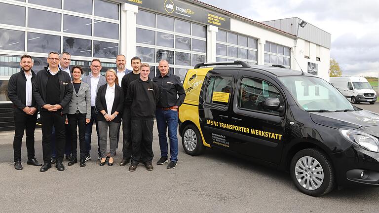 Bei der Eröffnung der neuen Transporterwerkstatt trapoFit in Gochsheim freuten sich (von links): Philipp Repke, Gerald Maier, Stefan Busch (alle trapoFit), Maren Winkler (Daimler AG) und die Geschäftsleiter am Standort Gochsheim, Daniel und Sina Beständig, sowie Tobias Mader, Dominik Gnerlich, Andre Schulz und Standortverantwortlicher Horst Baumann.