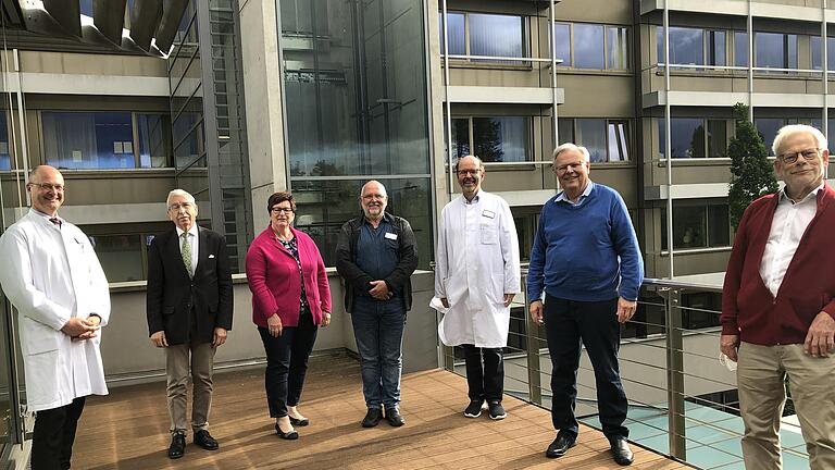 40 Jahre Leopoldina-Krankenhaus Schweinfurt: Einige auf diesem Bild sind von Anfang an dabei. Im Bild (von links) Prof. Dr. Hans-Ullrich Völker, Prof. Dr. Anton Rothhammer, Renate Bauer, Rainer Roth,&nbsp; Dr. Johannes Mühler, Emil Etzel und Thomas End.