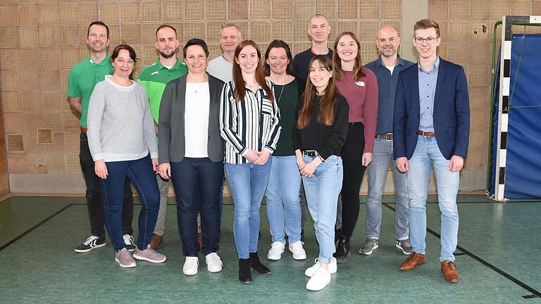 Der neu gewählte Vorstand und Ausschuss: Matthias Vogt, Chris Wagenhäuser, Markus Vollert, Elena Fromm, Rudi Merkel, Johanna Schmitt, Kerstin Keller, Michael Dietrich, Viola Endres, Sarah Aumüller, Marco Deppert, Lars Moschnitschka. Es fehlen: Melanie Aumüller, Saskia Langguth, Tobias Langguth, Laura Windgassen, Nancy Bohnengel, Josef Tempel, Stefanie Markert. Der neu gewählte Vorstand und Ausschuss: Matthias Vogt, Chris Wagenhäuser, Markus Vollert, Elena Fromm, Rudi Merkel, Johanna Schmitt, Kerstin Keller, Michael Dietrich, Viola Endres, Sarah Aumüller, Marco Deppert, Lars Moschnitschka. Es fehlen: Melanie Aumüller, Saskia Langguth, Tobias Langguth, Laura Windgassen, Nancy Bohnengel, Josef Tempel, Stefanie Markert.